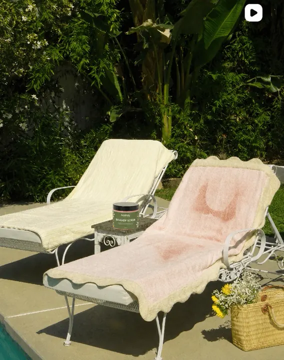 Towels and a BOAHDY jar on sun loungers